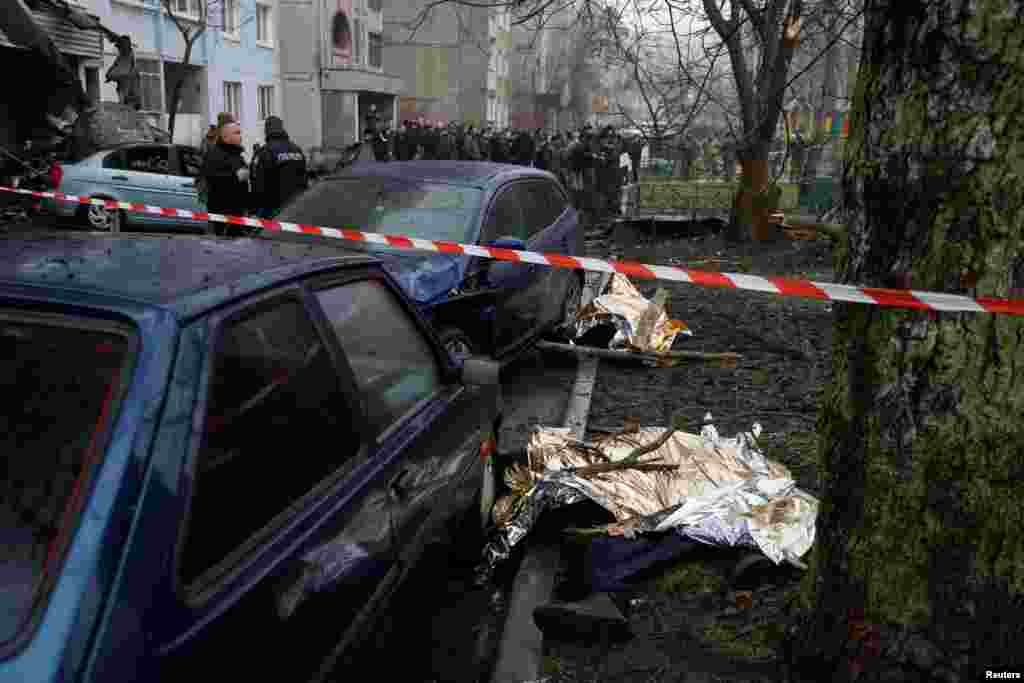 Кроме тех, кто был в вертолете, погиб также ребенок, который находился на территории детского сада &quot;Родничок&quot;. Еще несколько детей были ранены