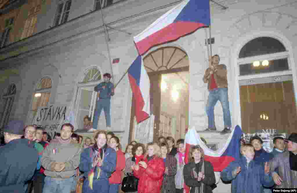 Протестующие машут флагами у здания Факультета кино и телевидения после того, как студенты и театральные актеры объявили забастовку