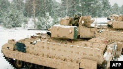 Американские танки M2A3 Bradley на учениях в Латвии