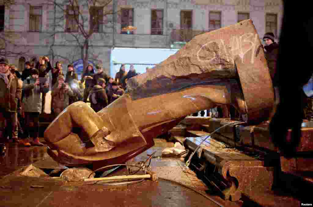 Протестующие снесли памятник Ленину. 8 декабря 2013