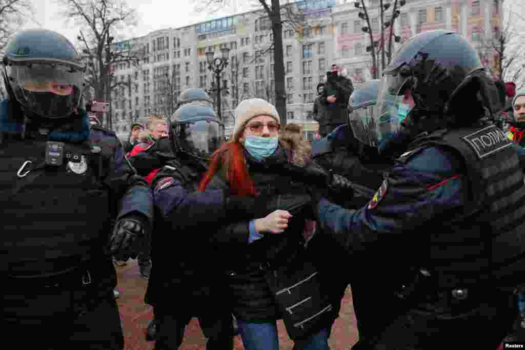 В Москве людей по одному выхватывали из толпы и уводили в полицейские автобусы. Некоторых несут за руки и за ноги, передают корреспонденты Настоящего Времени. Периодически протестующим удается отбивать задержанных