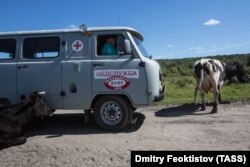 Сельский врач в машине скорой помощи в селе Поречье Муромцевского района. Фото: ТАСС