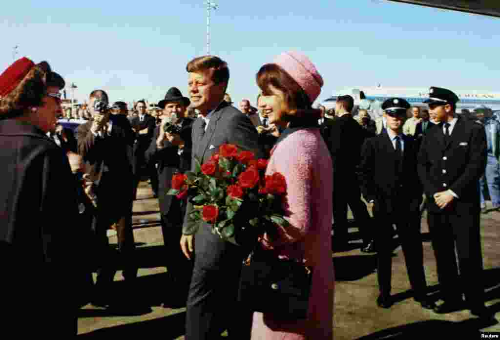 Президент Джон Ф. Кеннеди и первая леди Жаклин Кеннеди прибывают в Даллас. До убийства &ndash;&nbsp;меньше часа.